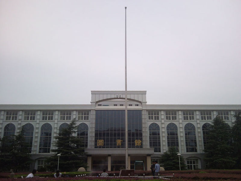 学校锥形旗杆